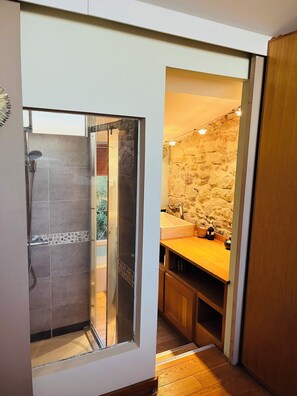 Handtücher, Seife, Toilettenpapier