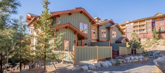 STEPS to Slopes, Huge Cabin Perfect for Families