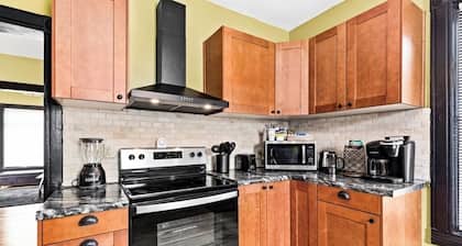 Charming 2-Bedroom Pet-Friendly Home Walkable to Downtown, Murals & Coffeehouse
