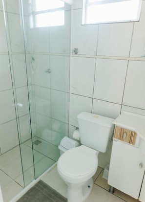 Douche, serviettes fournies, papier toilette