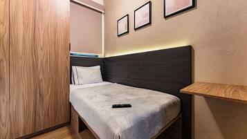 1 bedroom, desk, travel crib, WiFi