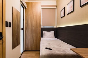 1 bedroom, desk, travel cot, WiFi