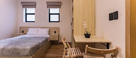 1 slaapkamer, een bureau, reisbedje, wifi