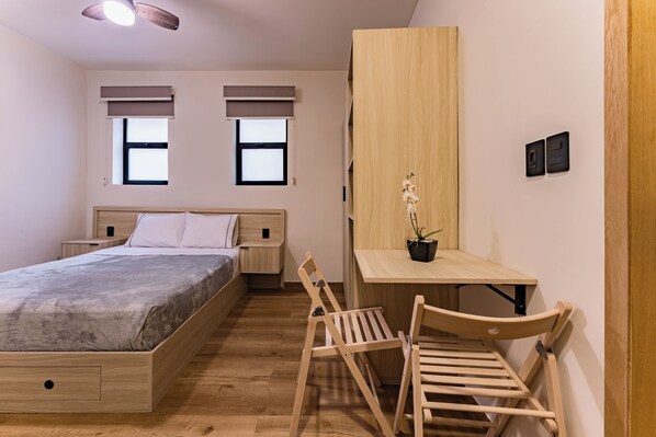 1 bedroom, desk, travel crib, WiFi