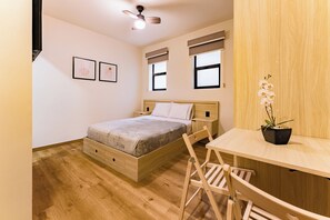 1 Schlafzimmer, Schreibtisch, Reisekinderbett, WLAN