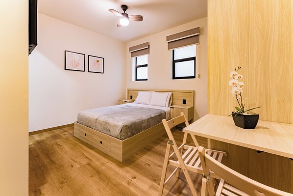 1 bedroom, desk, travel cot, WiFi