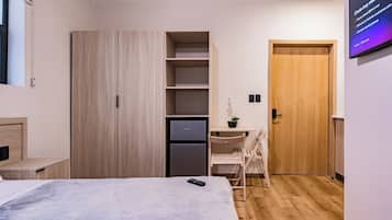 1 bedroom, desk, travel cot, WiFi