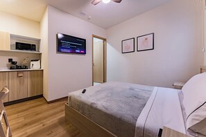 1 Schlafzimmer, Schreibtisch, Reisekinderbett, WLAN