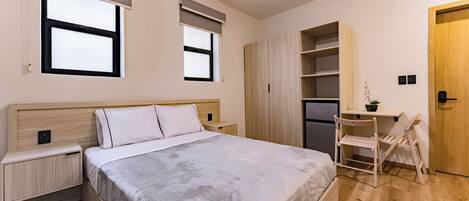 1 bedroom, desk, travel cot, WiFi