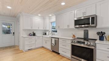 Jääkaappi, mikroaaltouuni, uuni, liesi