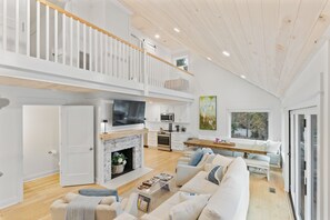 Smart-tv och eldstad