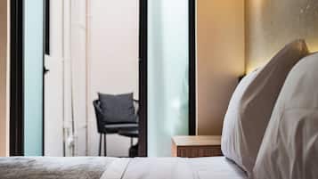 1 bedroom, desk, travel crib, WiFi