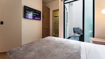 1 bedroom, desk, travel crib, WiFi