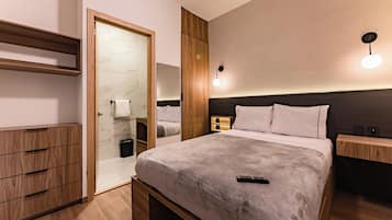 1 bedroom, desk, travel crib, WiFi