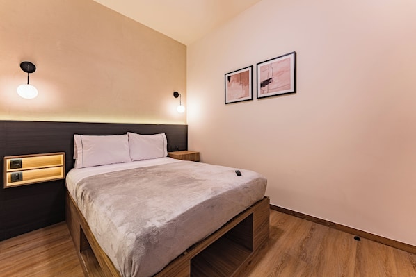 1 bedroom, desk, travel cot, WiFi