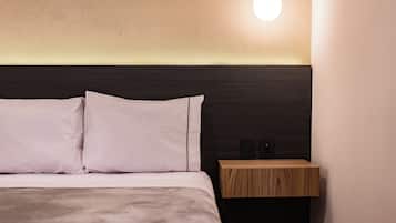 1 bedroom, desk, travel crib, WiFi