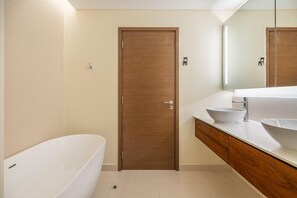 ヘアドライヤー、タオル、石鹸、トイレットペーパー