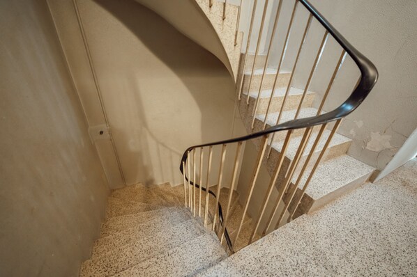 Eine Treppe mit Metallhandlauf und Teppichboden.