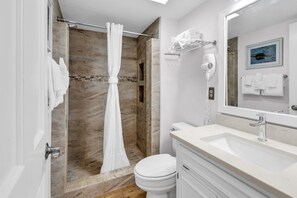 Ein modernes Badezimmer mit Dusche, Toilette und Waschtisch.