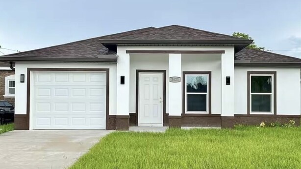 A single-story house with a white garage door, a front door, and a small window. - House centrally  (Fort Myers)