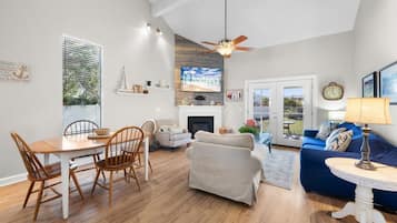 Televisión y chimenea