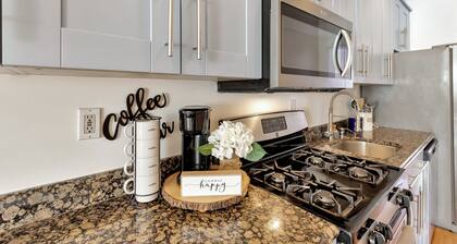 DISCOUNTED Cozy 2-Bedroom condo with WiFi, AC urban oasis/FREE Parking