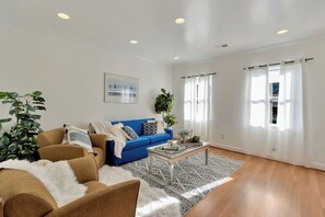 Smart TV - DISCOUNTED Cozy 2-Bedroom condo with WiFi, AC urban oasis/FREE Parking  (Washington)