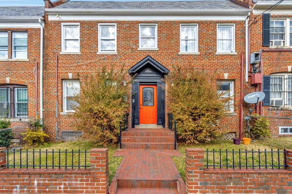 Exterior detail - DISCOUNTED Cozy 2-Bedroom condo with WiFi, AC urban oasis/FREE Parking  (Washington)