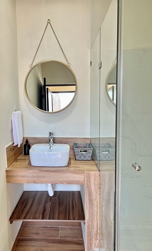 Panoramic Room | Bathroom | Hair dryer, towels, soap, shampoo