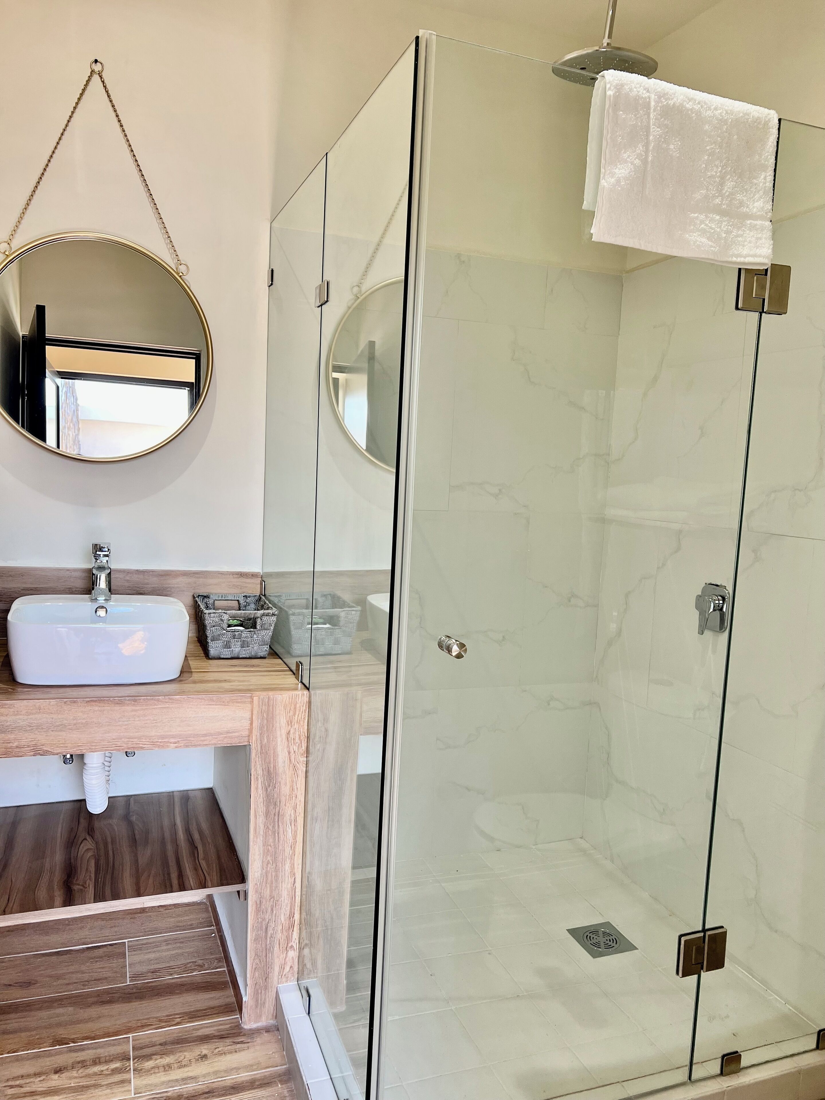 Habitación panorámica | Baño | Secadora de cabello, toallas, jabón, shampoo 