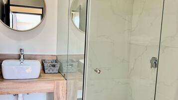 Habitación panorámica | Baño | Secadora de cabello, toallas, jabón, shampoo