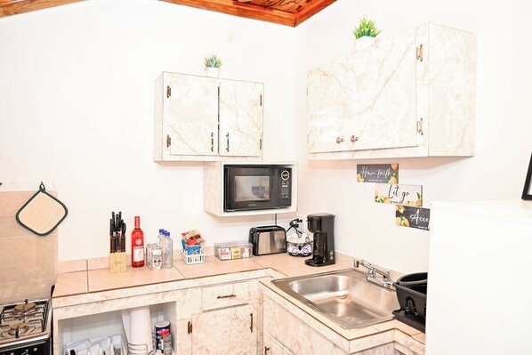 Refrigerador, microondas, horno y parrilla de estufa 