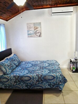 1 dormitorio, tabla de planchar con plancha, wifi gratis y ropa de cama