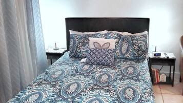 1 habitación, tabla de planchar con plancha, wifi gratis y ropa de cama