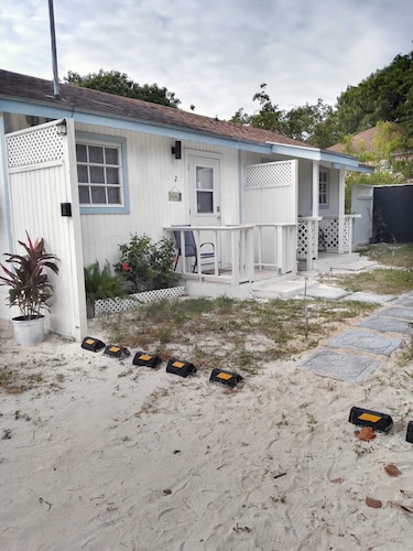 Stylish Island Stay| Private Patio + A/C + Snacks