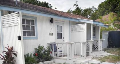 Stylish Island Stay| Private Patio + A/C + Snacks