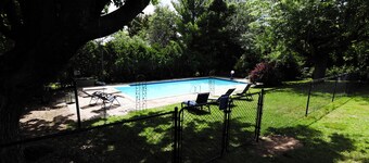 Luxury 5-Bed London Retreat: Heated Pool, Hot Tub & Sauna!! - Ultimate Comfort!