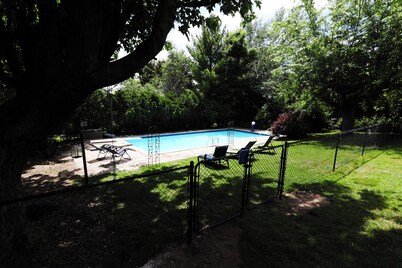 Luxury 5-Bed London Retreat: Heated Pool, Hot Tub & Sauna!! - Ultimate Comfort!