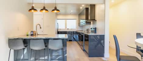 Kjøleskap, mikrobølgeovn, ovn og kokeplater