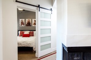 2 chambres, bureau, fer et planche à repasser, lit parapluie