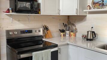 Coffee/tea maker, fridge, microwave, oven