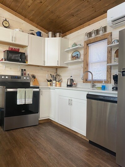 Secluded Creekside Cabin w/ Loft