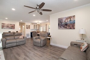 Una Smart TV, una chimenea