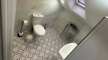 Apartamento | Banheiro | Chuveiro, toalhas de banho, papel higiênico