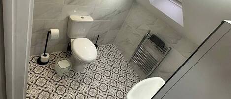 Appartement | Salle de bain | Douche, serviettes fournies, papier de toilette