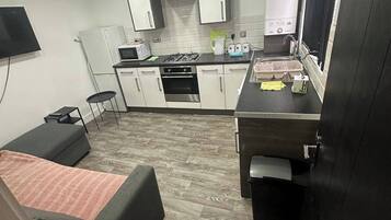 Apartamento | Cozinha privada | Geladeira, micro-ondas, fogão, cooktop