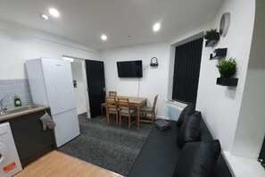 Interior - 3 Bedrooms Apartments Near Town Center (Cardiff)