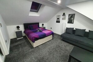 TV - 3 Bedrooms Apartments Near Town Center (Cardiff)