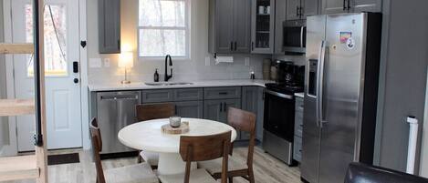 冷蔵庫、電子レンジ、オーブン、コンロ