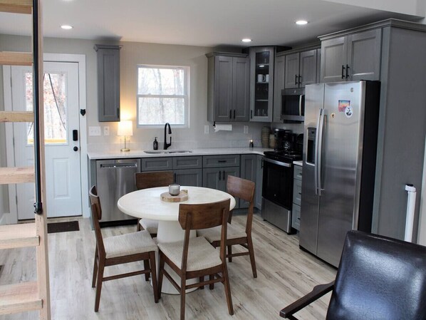 Réfrigérateur, micro-ondes, four, plaque de cuisson